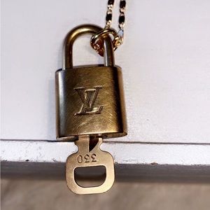 #330 ✅EUC - LOUIS VUITTON ✅Authentic Lock & Key on Chain
